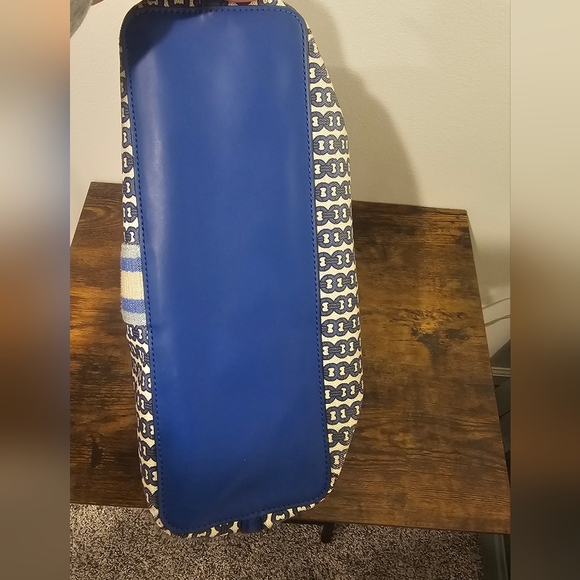 Tory Burch Gemini Link With Gold Chain Straps Blue and Cream Patterned Tote - Picture 13 of 16